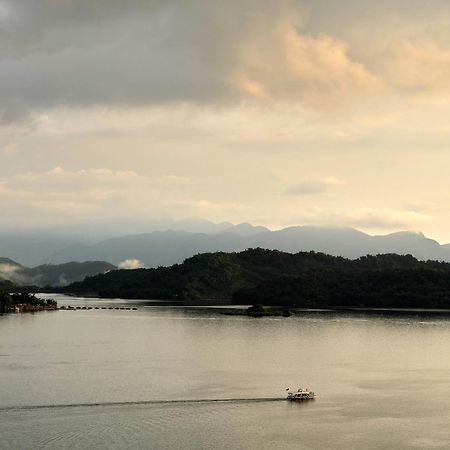 Fleur De Chine Hotel Yuchi Exterior foto View of the lake
