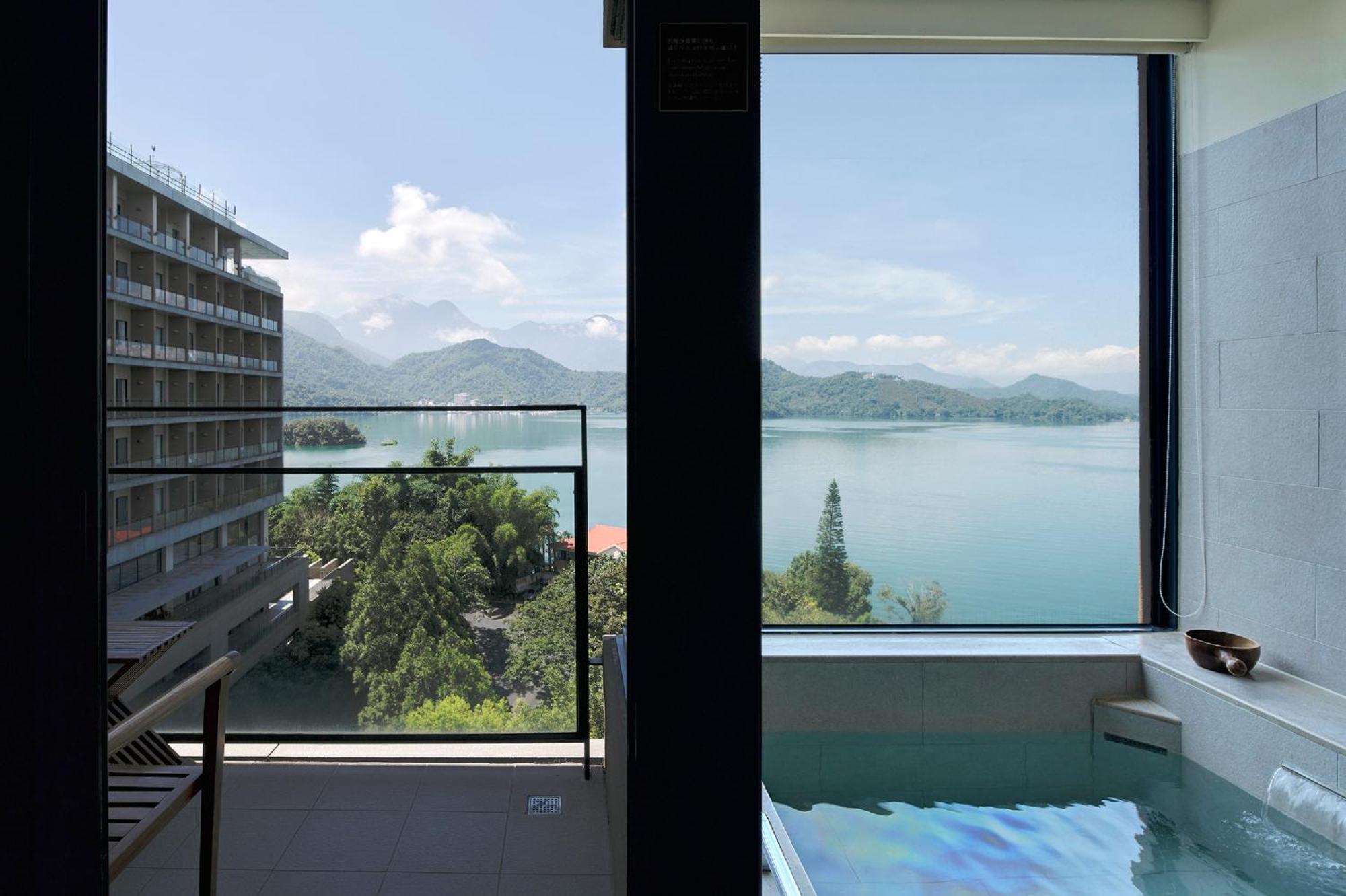 Fleur De Chine Hotel Yuchi Exterior foto View of Lake Biwa from a room at Hotel the Luze