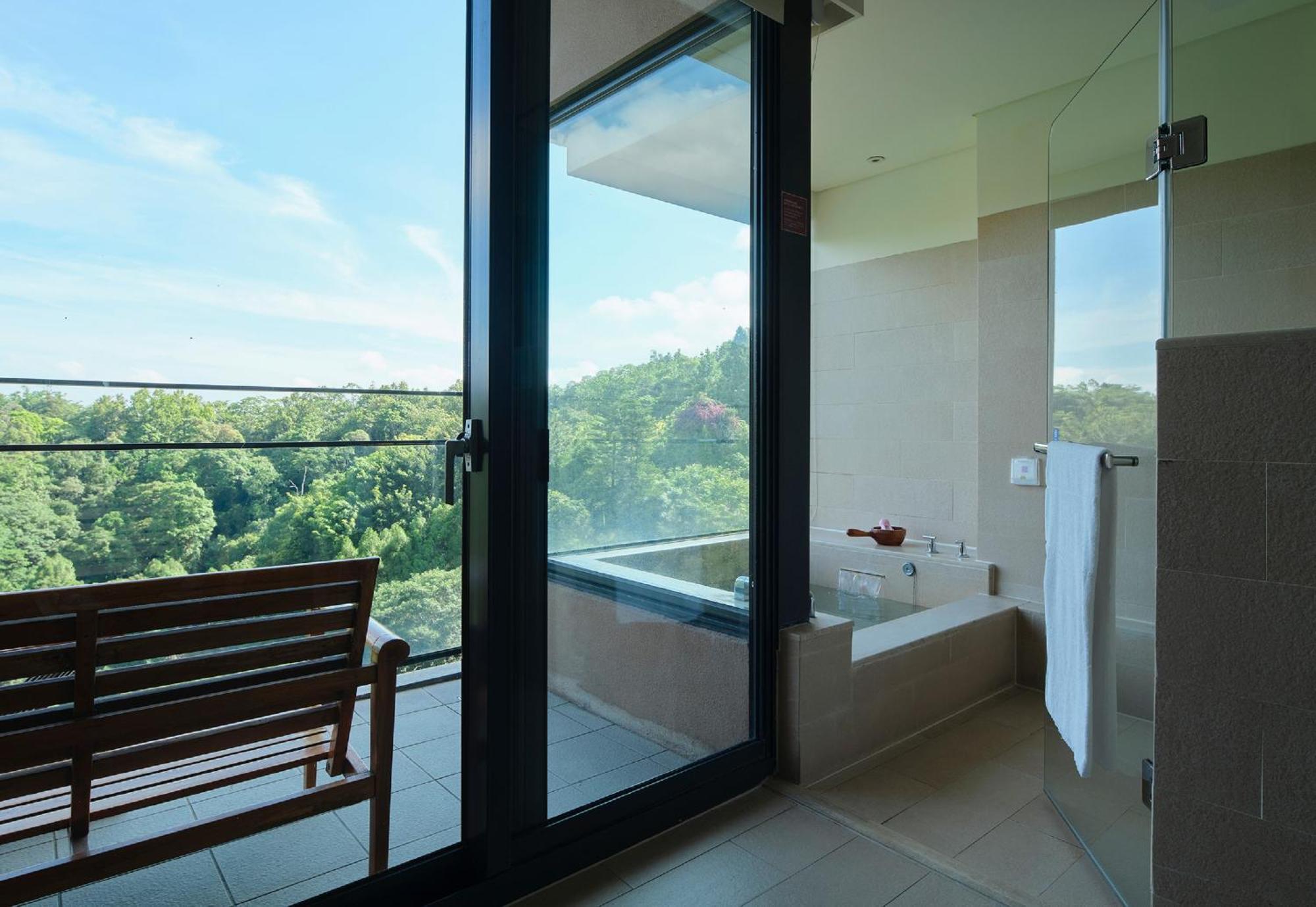 Fleur De Chine Hotel Yuchi Quarto foto A modern Japanese bathroom with a view of Mount Fuji