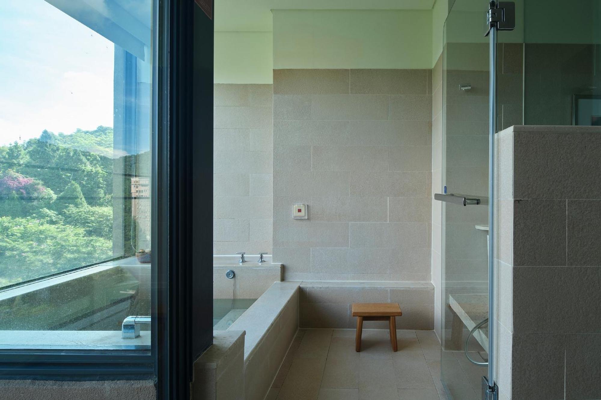 Fleur De Chine Hotel Yuchi Quarto foto A modern Japanese bathroom