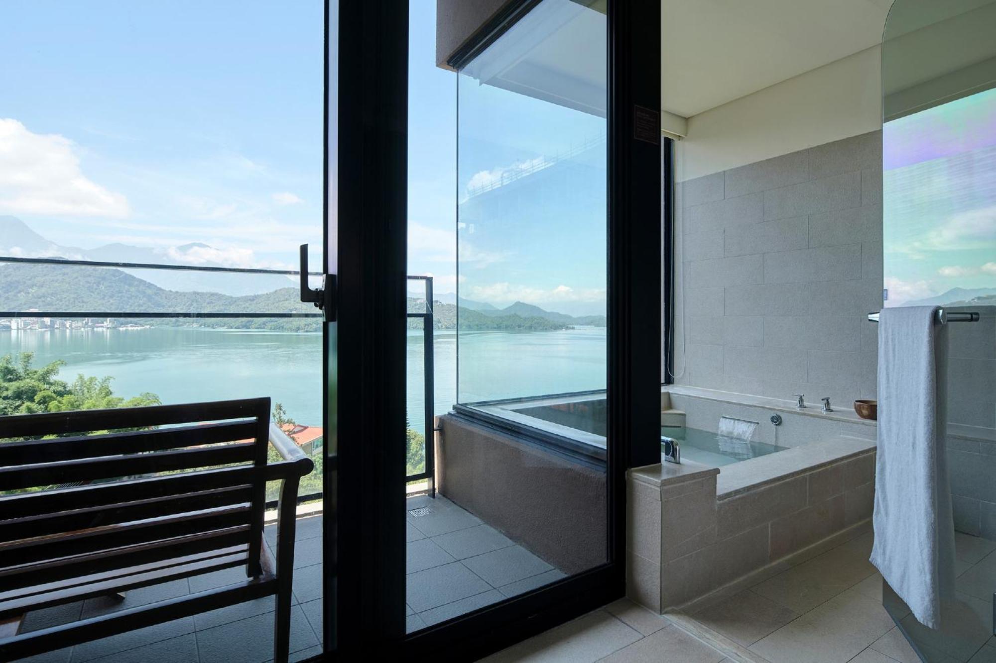 Fleur De Chine Hotel Yuchi Exterior foto A modern Japanese bathroom