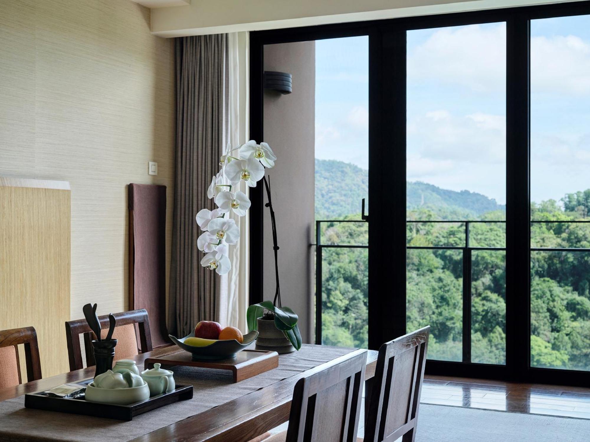 Fleur De Chine Hotel Yuchi Quarto foto A view of the mountains from the hotel