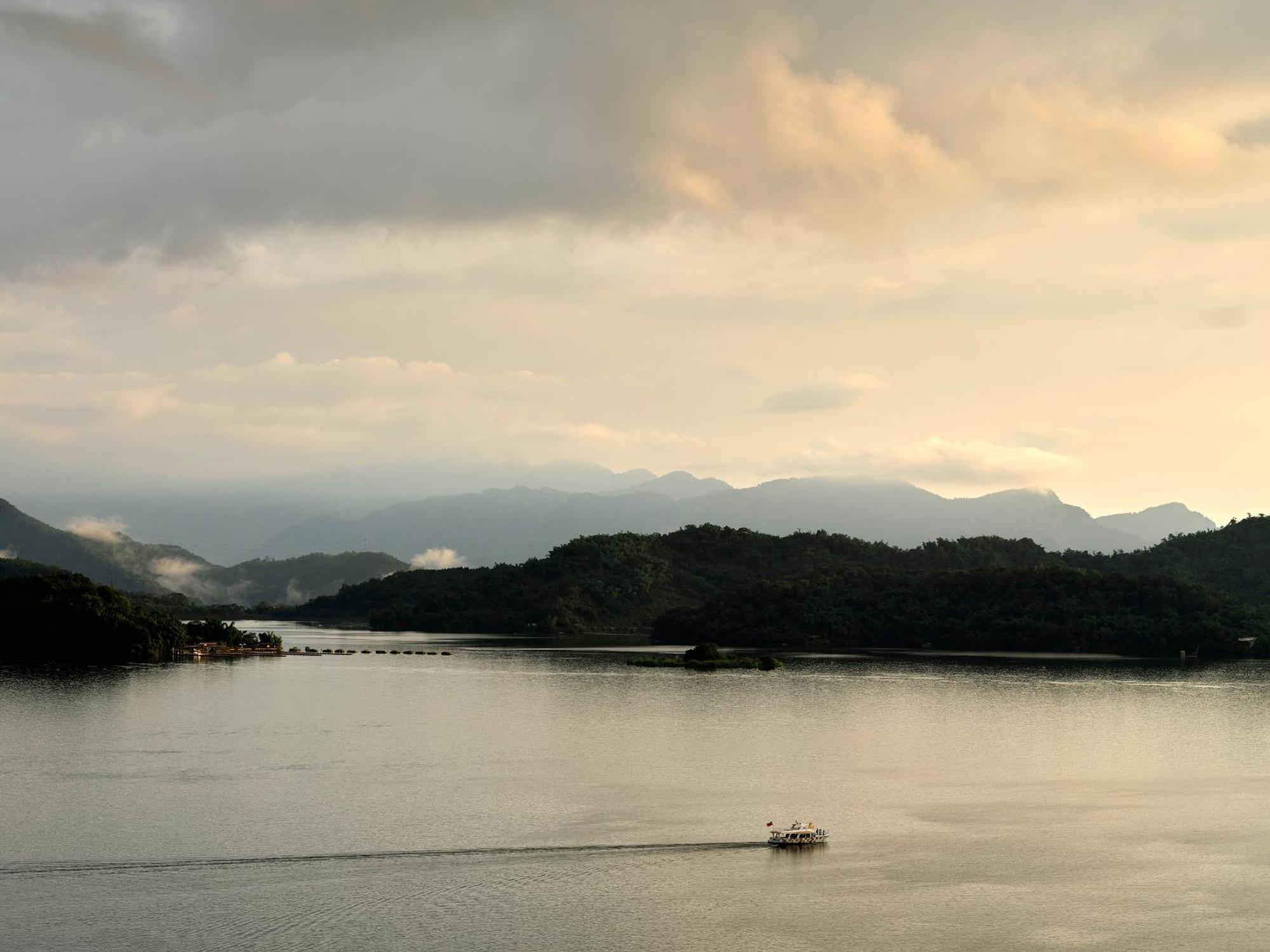 Fleur De Chine Hotel Yuchi Exterior foto View of the lake