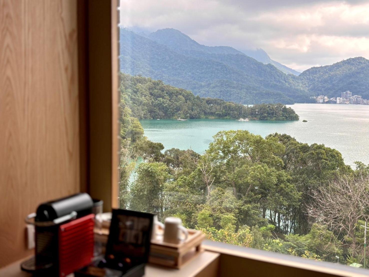 Fleur De Chine Hotel Yuchi Exterior foto View of the lake from a hotel room